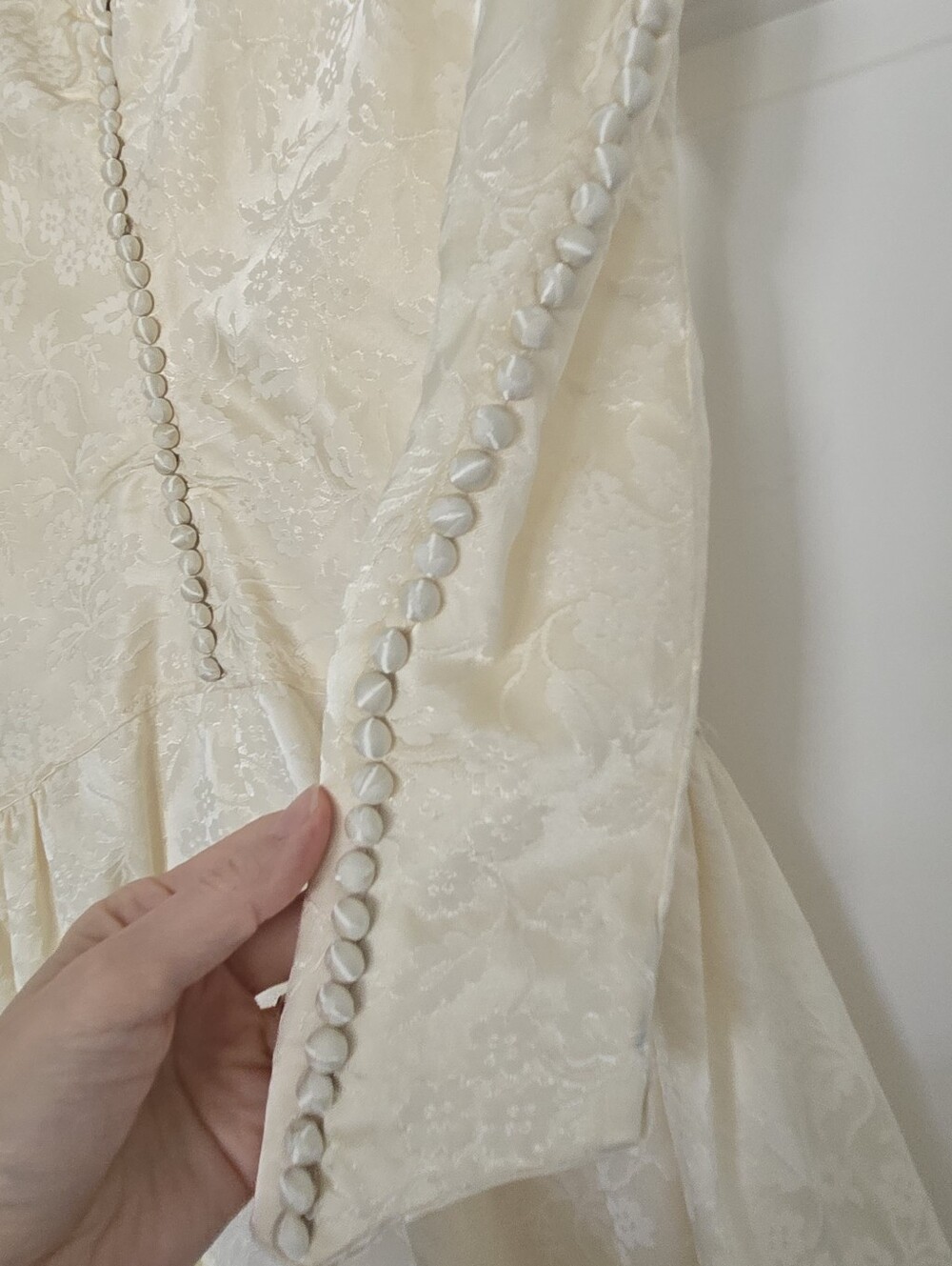 Vtg 80s Floral Ivory Satin Jacquard Wedding Gown, Button, Scallop, Train, XS - Picture 5 of 7